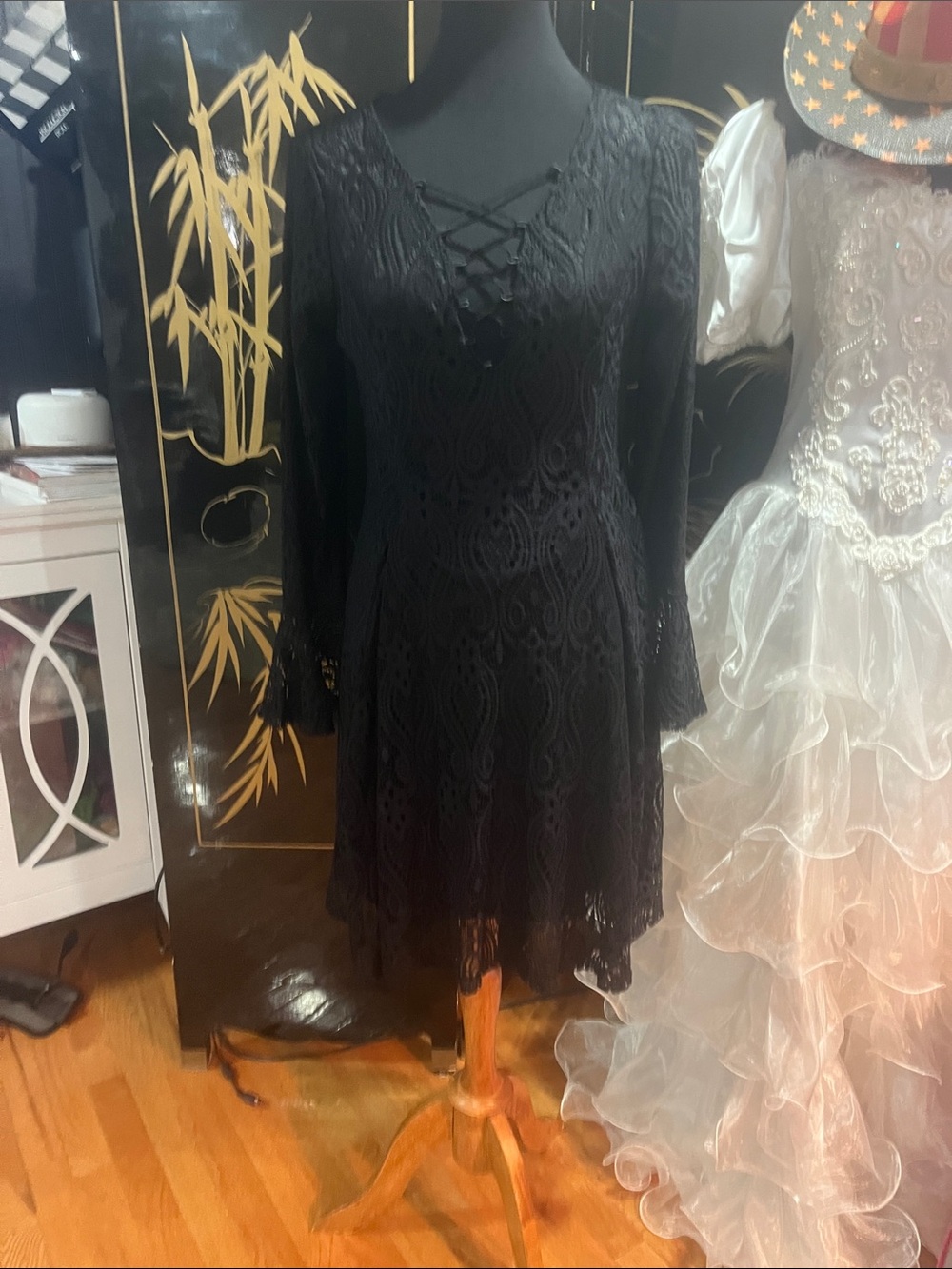 VENUS Black Lace V-Neck Lace-Up Long Sleeve Dress
